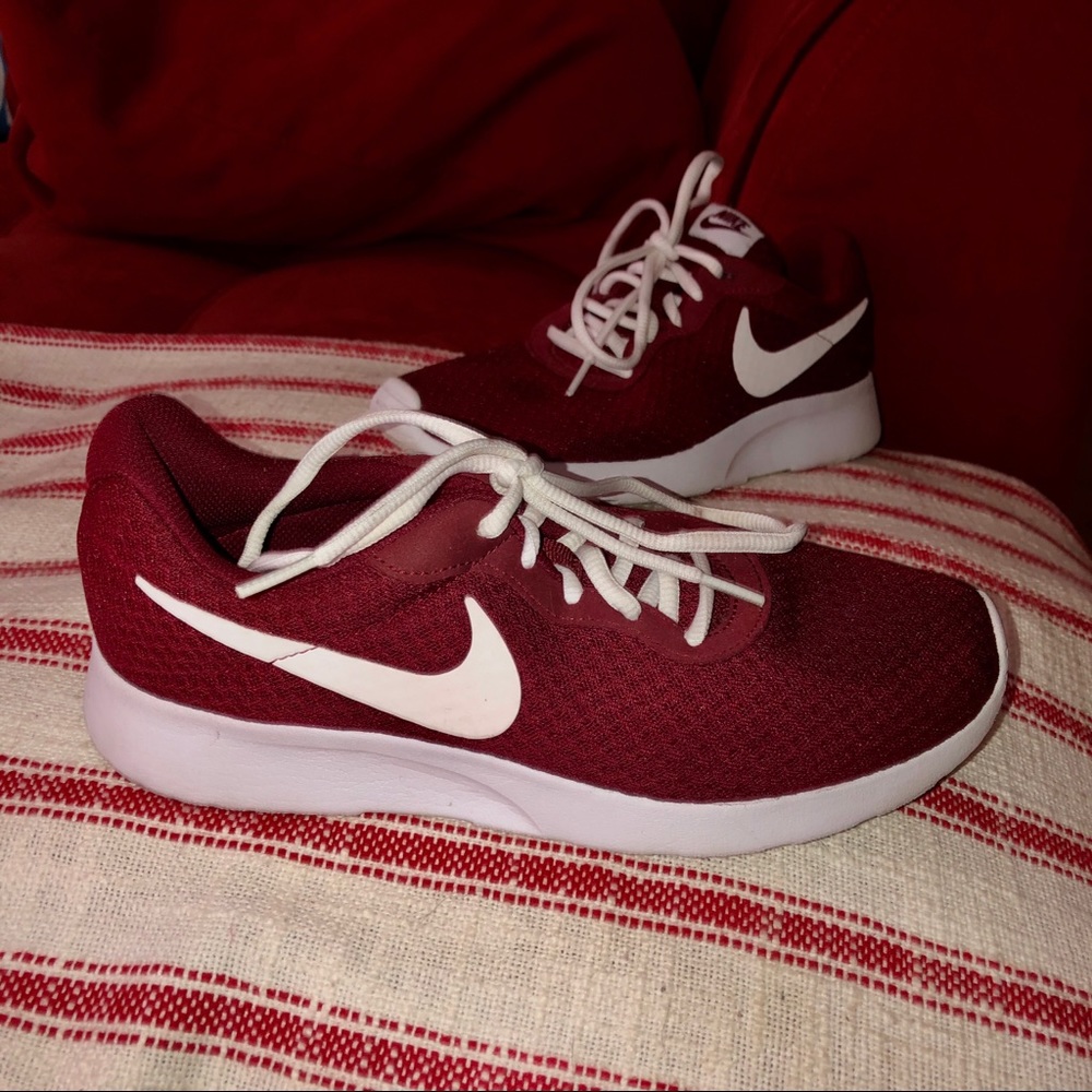 Maroon Nike sneakers🦿